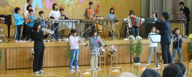 　１０月２７日（土）、芋井小学校の校内音楽会が開催されました。 　今年は、第３回ぬくもり広場を兼ねて開催ということで、地区内の高齢者の皆さんもご招待いただきました。 　プログラムでは児童のみなさんの元気な合唱や演奏のほか...