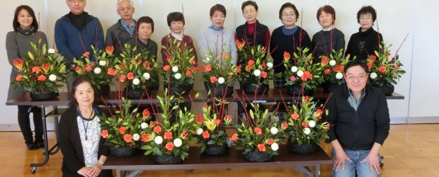 12月2日（土）、芋井公民館でフラワーアレンジメント講座が開催されました。 つばきやポンポン菊などの７種類の花材を使って、お正月用の花を活けました。 同じ花材を使っていますが、人によって違うお花（フラワーアレンジメント）...