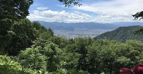芋井の鑪区にある「葛山（山城）」についての放送があります。 登山口から山頂までの様子を、地元の方がガイドをしながら登ります。 ガイドさんと一緒に登山をするのは、俳優でタレントの金子貴俊さんとスタッフさんです。 金子さんと...