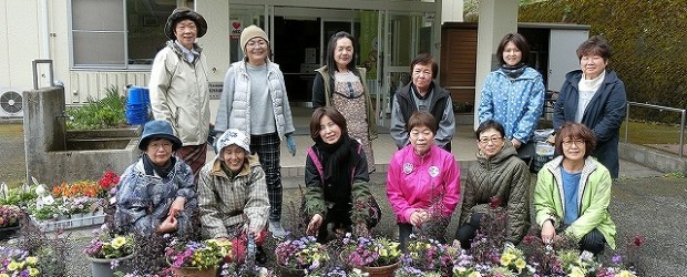 ４月２７日（土）、芋井公民館で「春のガーデニング講座」を開催しました。 GREEN店長の児玉さんが講師となり、金魚草、バーベナ、なでしこ、エリシマム、ブラキカム、ペチュニアの花で花の寄 せ植えをしました。 参加者の皆さん...