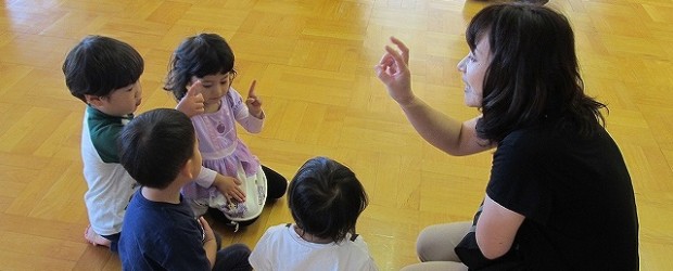 ９月２６日（木）芋井公民館で、乳幼児対象のリトミック教室を開催しました。 リズムに合わせてお母さんと一緒にホールを歩いたり走ったり、歌遊びでは体で表現しました。 また、絵本を読んでもらい、工作ではストローでトンボを作って...