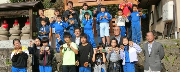 令和２年１０月１４日（水）   芋井小学校では、児童たちも塗装作業に参加して復元された「上ヶ屋高札場」を見学 しました。