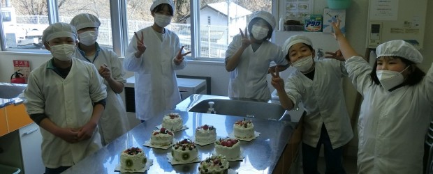 令和４年１２月２０日(火)　芋井公民館料理実習室で芋井小学校の子どもたちと クリスマスケーキ作り講座を開催しました。