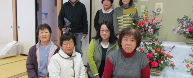 令和４年１２月３日（土）１０：００～１２：００　芋井公民館２階ホールにて 「フラワーアレンジメント講座」を開催しました。  