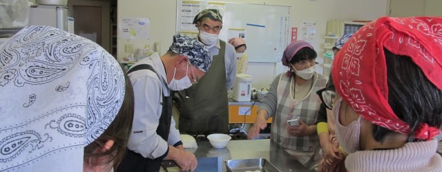 令和５年２月２８日(火)　１０：００～１３：００芋井公民館調理実習室にて 「手打ちうどん講座」を開催しました。  