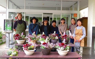 令和７年１０月１８日（土）芋井公民館にて 「秋の寄せ植えガーデニング講座」を開催いたしました。   今回は、７種類の花の寄せ植えをしました！ 皆さん、慣れた手付きで綺麗な秋の寄せ植えを完成させていました。