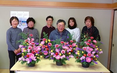 令和７年１２月６日（土）「フラワーアレンジメント講座」 今年も『芋井文化芸能祭』に出展する　“フラワーアレンジメント”　を作製しました！ 皆さんとても綺麗に生けていました♪文化芸能祭へのご協力ありがとうございました。