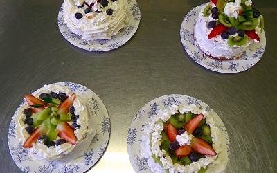 令和７年１２月１６日（火）芋井公民館料理実習室 今年も芋井小学校の児童と一般の参加者とで、クリスマスケーキ作りを行いました！ 家で食べるのを楽しみに可愛くデコレーションしていました♪