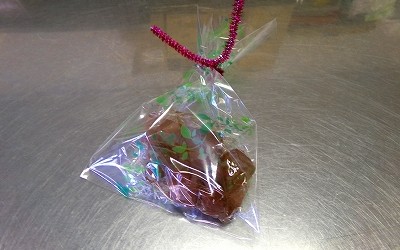 2/12（木）「バレンタインチョコ作り講座」を開催いたしました。 今回も芋井小学校の児童と一般参加者の方でバレンタインチョコを作りました！ 生チョコとじゃがりこのポテトサラダを楽しそうに作っていました♪