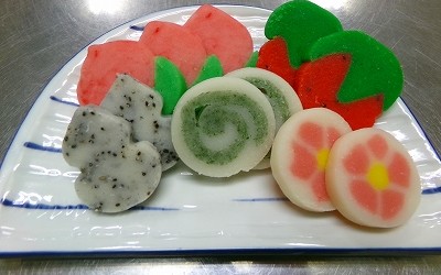 2/25（水）「やしょうま作り講座」を開催いたしました。 今回は4種類のやしょうまを作りました！ 色付けや成形に苦戦しながらも、皆さん和気藹々と作っていました♪ &nbsp;