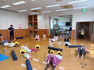 令和8年７月８日（水）１０：００～１１：３０　戸隠保健センターをお借りして、月に１度の 芋井地区の子育て広場「いいづなっ子の会」がありました。 この日はまずは健康運動指導士の徳武先生の指導のもと、ストレッチポールを使った...